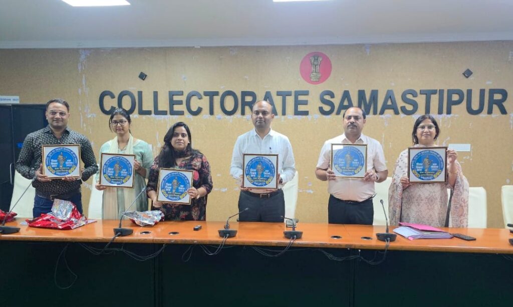 समस्तीपुर में मिथिला पेंटिंग से सजे ‘स्वीप’ लोगो का किया गया अनावरण, कुंदन कुमार रॉय ने तैयार किया विशेष लोगो 1 IMG 20251030 WA0001