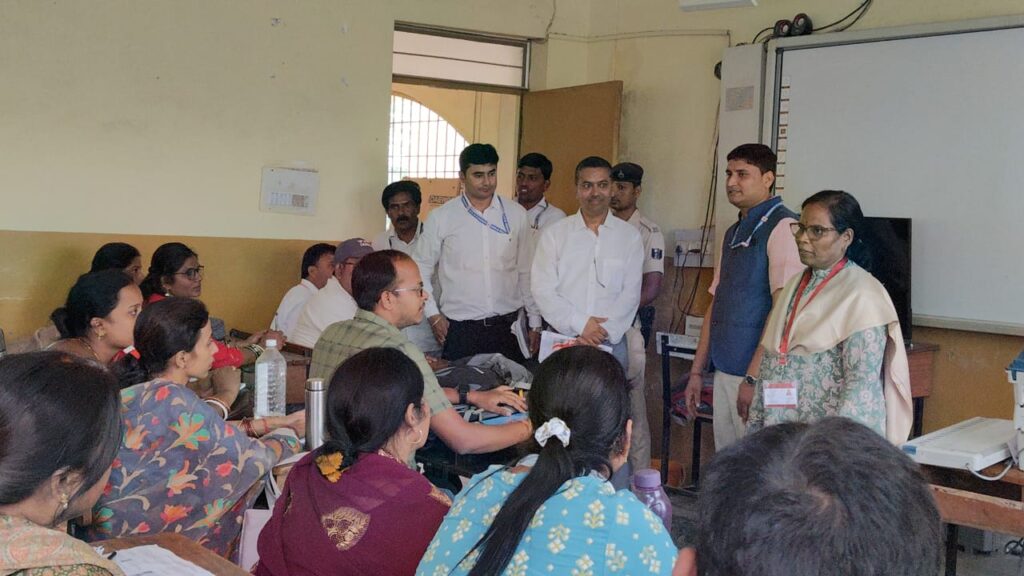 समस्तीपुर में सभी मतदान दलों का द्वितीय चरण का प्रशिक्षण संपन्न, ऑब्जर्वर बी. माहेश्वरी ने किया निरीक्षण 1 IMG 20251030 WA0020