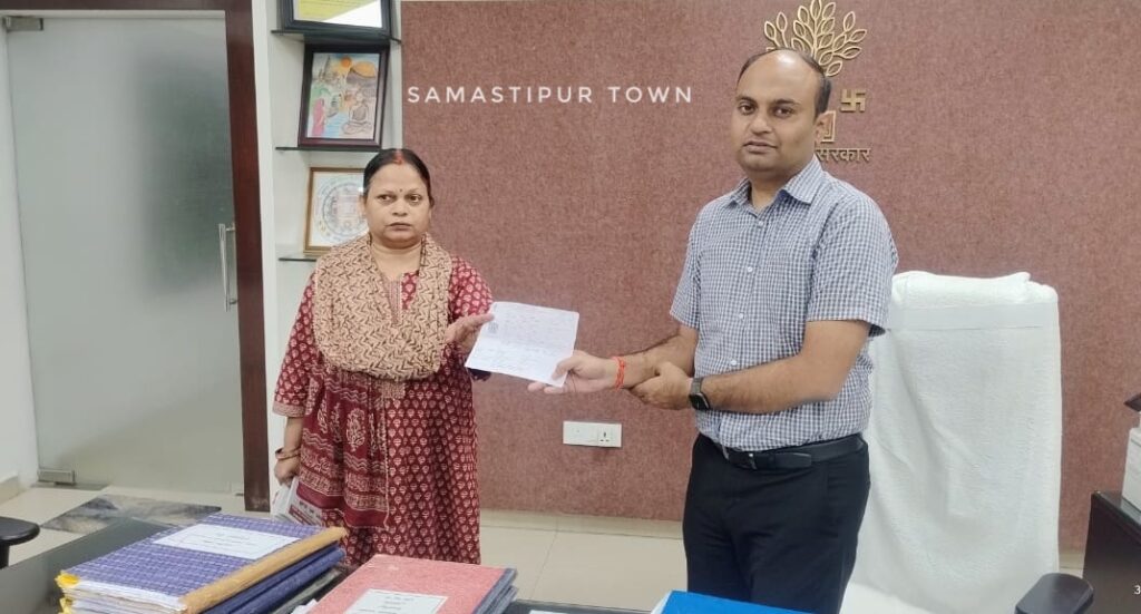 समस्तीपुर डीएम रोशन कुशवाहा भी 6 नवंबर को करेंगे मतदान, BLO ने सौंपी मतदाता सूचना पर्ची 1 IMG 20251030 WA0175