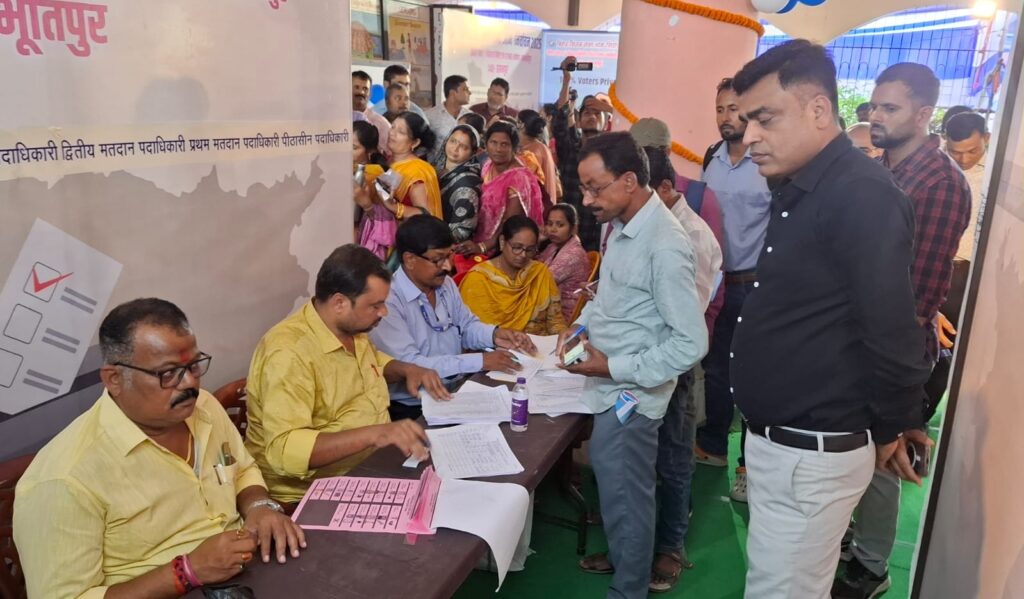 चुनाव ड्यूटी में लगे मतदान कर्मियों का ADM राजेश सिंह के पर्यवेक्षण में बैलेट पेपर से मतदान सम्पन्न 1 IMG 20251030 WA0177