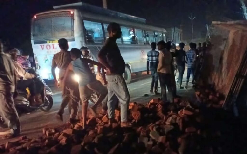 समस्तीपुर से पूजा कर मुजफ्फरपुर जाने के दौरान भीषण एक्सी'डेंट, मासूम बच्ची समेत 4 लोगों की मौ'त; सड़क पर बिखरे शव 1 Muzaffarpur Accident 1760146974243 1760146987308