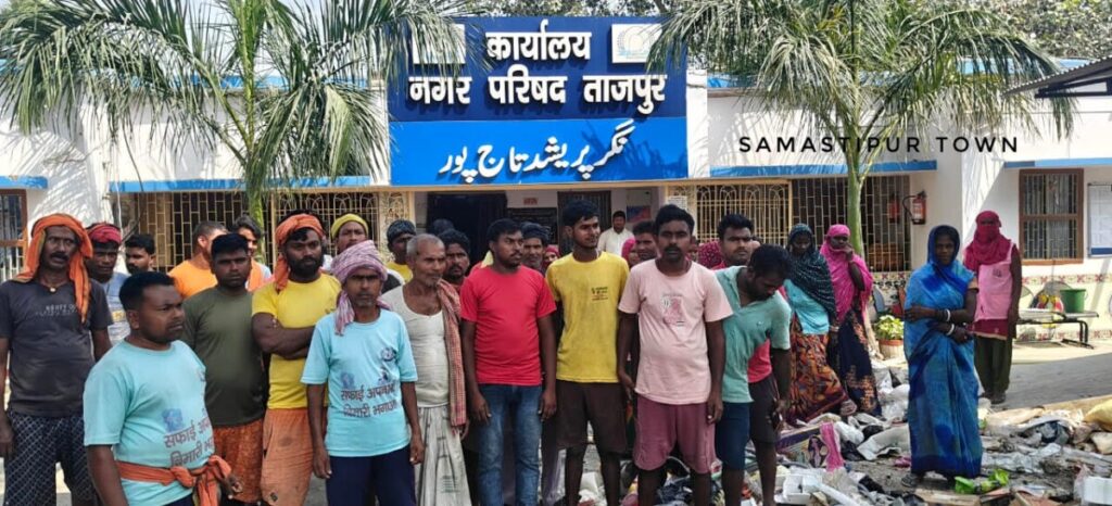 बदसलूकी के विरोध में दीपावली से पहले सफाईकर्मी हड़ताल पर, ठेला और ट्रैक्टर में कचरा भरकर कार्यालय के गेट पर फेंककर जताया विरोध 1 file 2025 10 19T15 25 36 1200x546 1