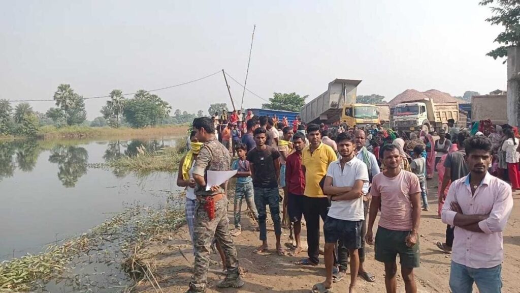 मोहनपुर में चार दिनों से लापता युवक का शव पोखर में उपलाता मिला, क्षेत्र में सनसनी 1 file 2025 10 19T15 28 25 1200x675 1