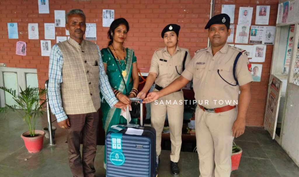 ट्रेन में छूटा यात्री का ट्रॉली बैग, समस्तीपुर RPF ने बरामद कर सुरक्षित लौटाया, करीब 40 हजार रुपए का था सामान 1 file 2025 10 23T14 22 47 1200x900 1