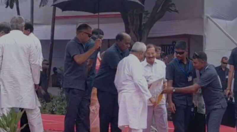 CM नीतीश कुमार की सुरक्षा में फिर बड़ी चूक: जेड प्लस घेरा तोड़कर बंद लिफाफा लेकर मुख्यमंत्री तक पहुंचा शख्स 1 surksha ghera tora