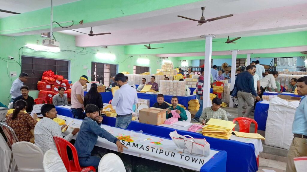 समस्तीपुर में पोस्टल बैलेट के माध्यम से 4 हजार 575 मतदान कर्मियों ने अपने मताधिकार का किया प्रयोग 1 20251101 155052