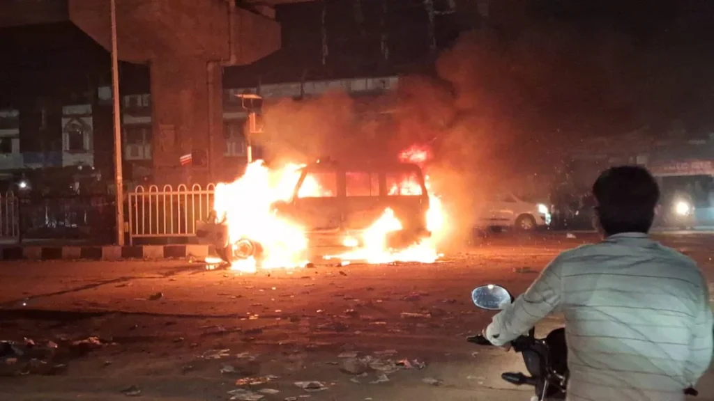 बिहार के गोपालगंज में क्यों भड़की भीड़, पुलिस की गाड़ी में लगा दी आग; खूब बवाल 1 2f4614aa621a27ddf96fa524a2c3e87a1762710582352957 original