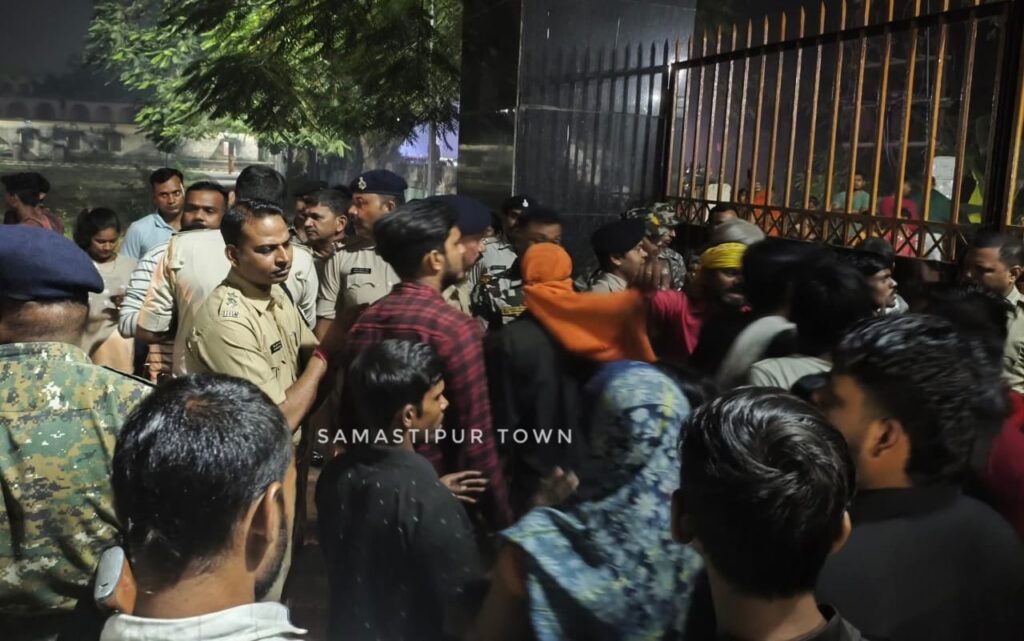 समस्तीपुर: चुनाव ड्यूटी पर आए ASI पर युवक को तीसरी मंजिल से फेंकने का आरोप, ग्रामीणों का फूटा गुस्सा, जमकर तोड़फोड़ व बवाल 1 IMG 20251103 WA0153