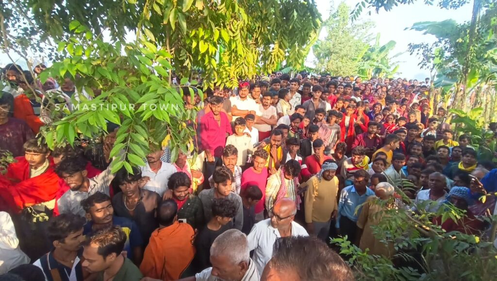 समस्तीपुर में नाबालिग प्रेमी जोड़ा पेड़ से एक साथ ल'टका मिला, इलाके में सनसनी; परिजनों ने ह'त्या की जतायी आशंका, पुलिस जांच में जुटी 1 IMG 20251108 WA0005