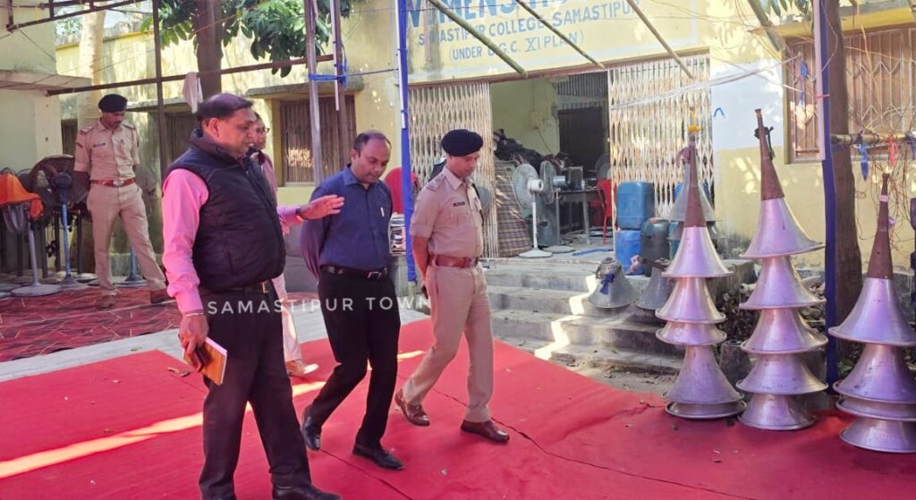 समस्तीपुर काॅलेज स्थित स्ट्रांग रूम का अपर मुख्य निर्वाचन पदाधिकारी ने किया निरीक्षण, सुरक्षा व्यवस्था से राजनीतिक दल भी संतुष्ट 1 IMG 20251109 WA0056