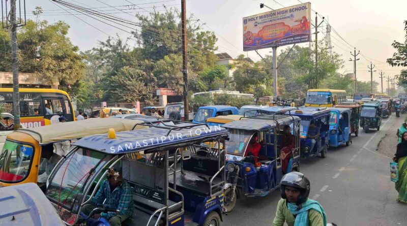 करीब चार घंटे तक जाम से कराहता रहा समस्तीपुर शहर, दोपहर करीब 12 बजे से शाम 4 बजे तक रेंगते रहे वाहन 1 IMG 20251110 WA0064
