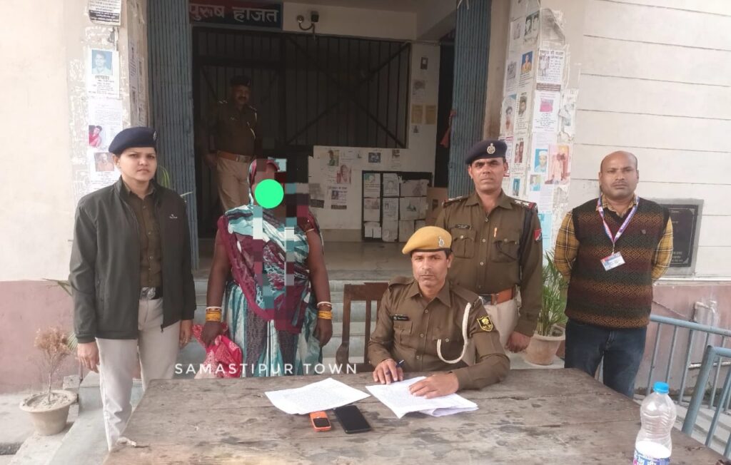 समस्तीपुर रेलवे स्टेशन पर मोबाइल चोरी कर भाग रही महिला पाॅकेटमार गिरफ्तार 1 IMG 20251118 WA0100