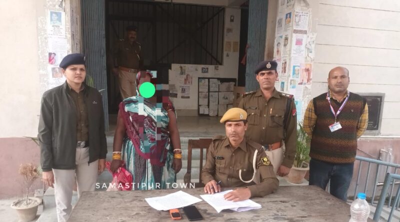 समस्तीपुर रेलवे स्टेशन पर मोबाइल चोरी कर भाग रही महिला पाॅकेटमार गिरफ्तार 1 IMG 20251118 WA0100