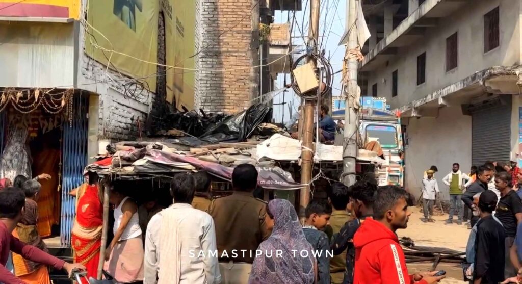 समस्तीपुर शहर के पेठिया गाछी मुहल्ले में शार्ट सर्किट से लगी आग, अग्निशमन की टीम ने पाया काबू 1 IMG 20251118 WA0103