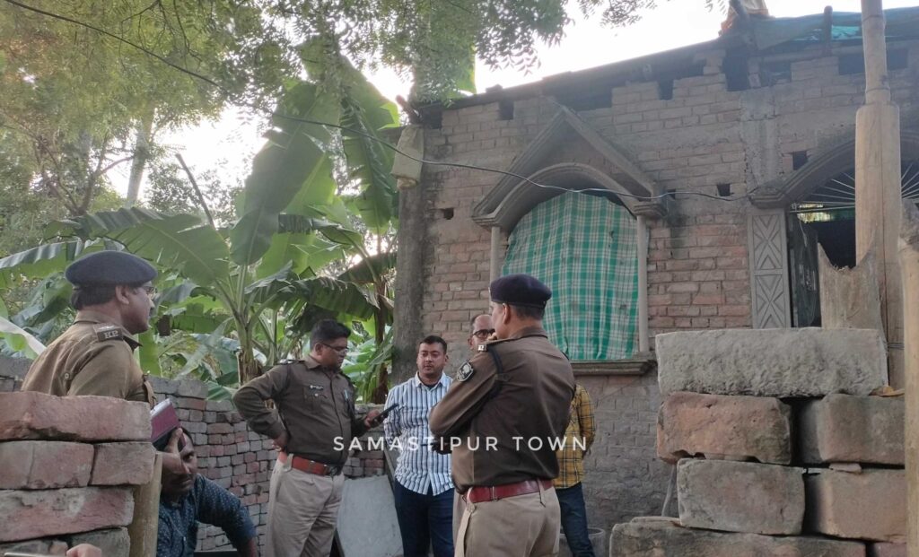 नशाखुरानी गिरोह के सरगना की तलाश में कई जिलों की रेल पुलिस ने समस्तीपुर में की छापेमारी, एक दर्जन से अधिक मोबाइल व लैपटॉप बरामद 1 IMG 20251119 WA0091