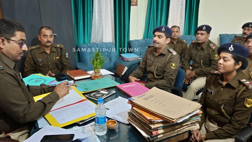 समस्तीपुर नगर थाने पर सदर SDPO-1 ने की समीक्षा बैठक, क्राइम कंट्रोल को लेकर दिया विभिन्न दिशा-निर्देश 1 IMG 20251121 WA0150