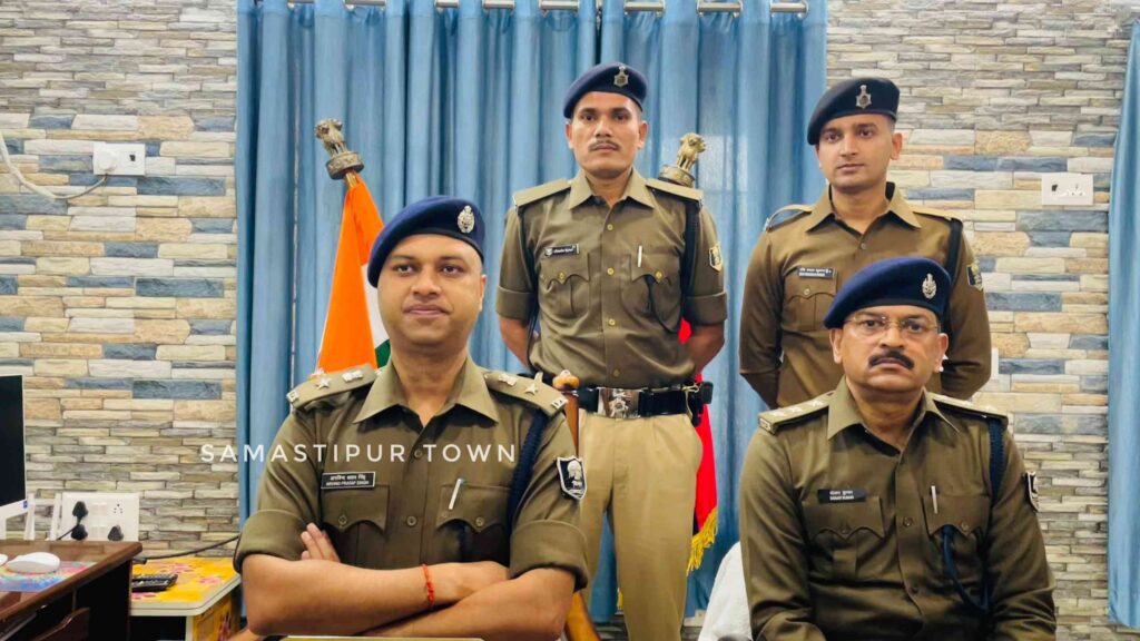 पिकअप चालक और उसका दोस्त ही निकला लूटकांड का आरोपी, मालिक ने बिस्कुट के थौक विक्रेता को देने के लिये चालक को सौंपा था 1 IMG 20251125 WA0045