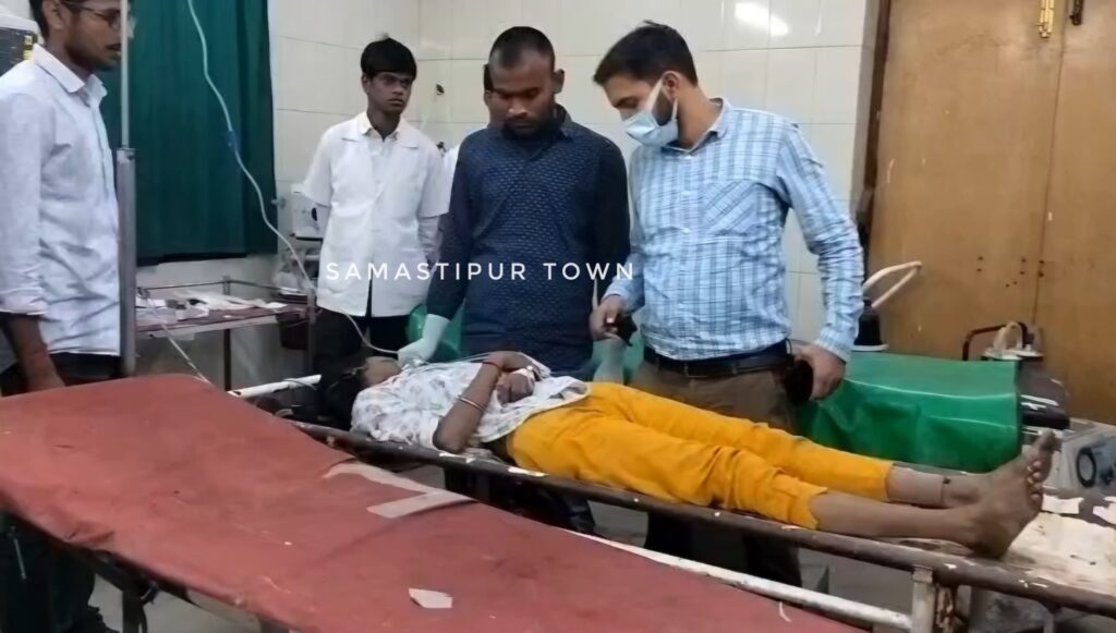 ताजपुर गांधी चौक पर बेहोश हालत में मिली महिला को सदर अस्पताल में कराया गया भर्ती, पास ही सल्फास की पैकेट बरामद 1 IMG 20251125 WA0146