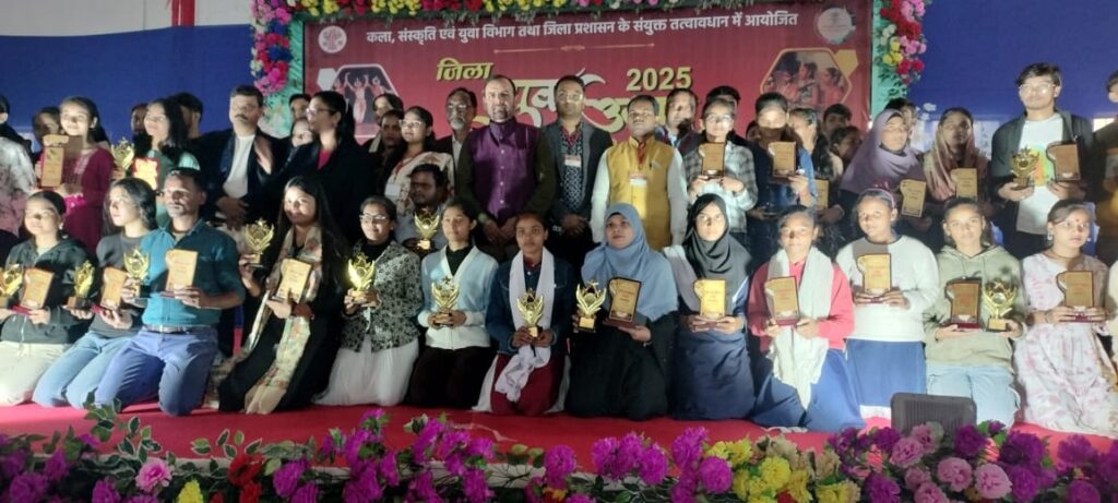 समस्तीपुर में दो दिवसीय जिला युवा उत्सव पारितोषिक वितरण समारोह के साथ संपन्न 1 IMG 20251129 WA0091