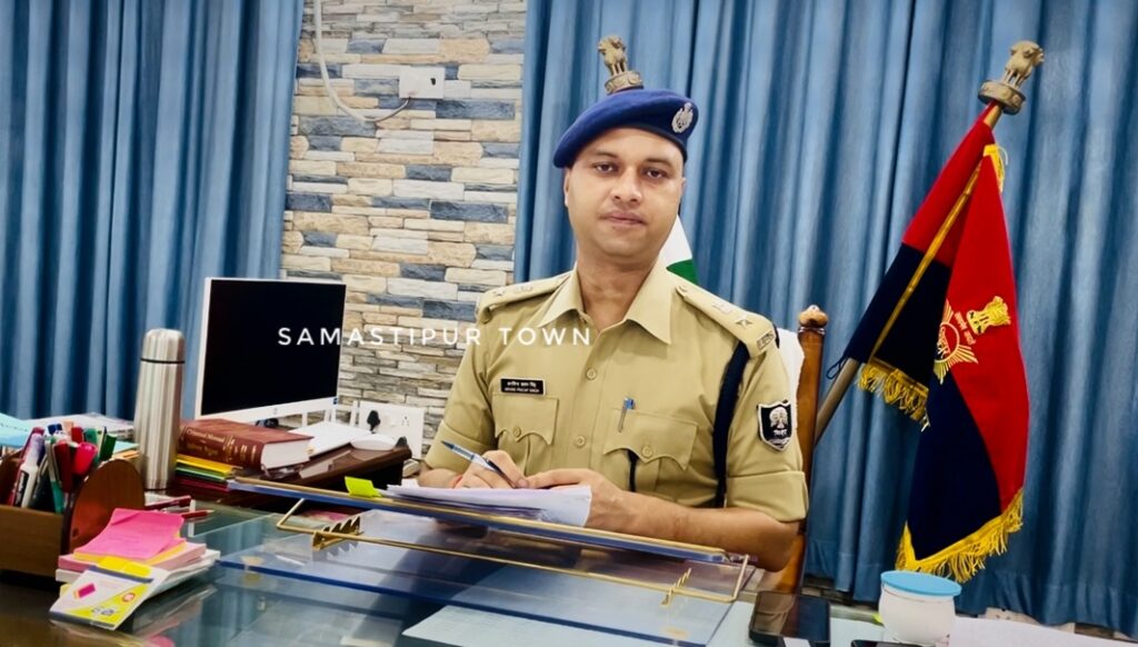 समस्तीपुर SP ने कल्याणपुर के अपर थाना अध्यक्ष के वेतन पर लगायी रोक, जानें क्या है पूरा मामला... 1 IMG 20251118 230104 645