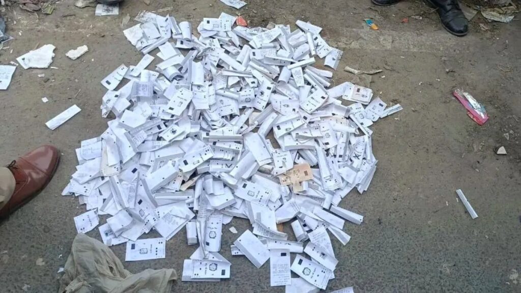 समस्तीपुर में VVPAT की पर्चियां मिलने के मामले में भ्रामक खबरें प्रसारित न करने की अपील, राजनीतिक दलों के साथ SP ने की बैठक, सभी ने माना कमिशनिंग के दौरान की थी पर्चियां 1 Samastipur VVPAT News 1762763826941