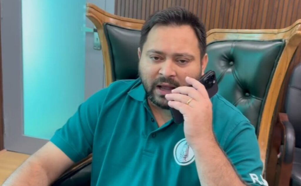 'मोंथा' ने रोका तेजस्वी यादव का हेलिकॉप्टर, घर से ही बैठकर किया चुनाव प्रचार 1 Tejashwi Yadav 8