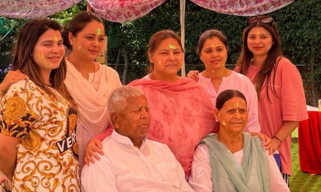 रोते-रोते रोहिणी का गला बैठा; बोलीं- लालू, राबड़ी, बहनें साथ; तेजस्वी से झगड़े में सब रो रहे थे 1 Untitled design 2024 03 25T152627.600