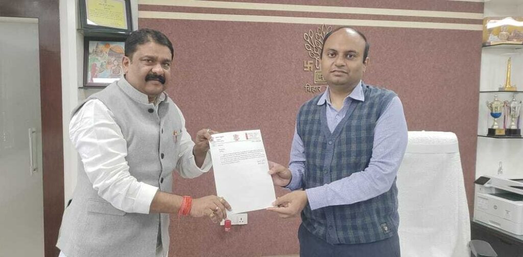 प्रखंड में जन प्रतिनिधि भवन का होगा निर्माण, विधान पार्षद ने DM से की मुलाकात 1 file 2025 11 28T14 35 46