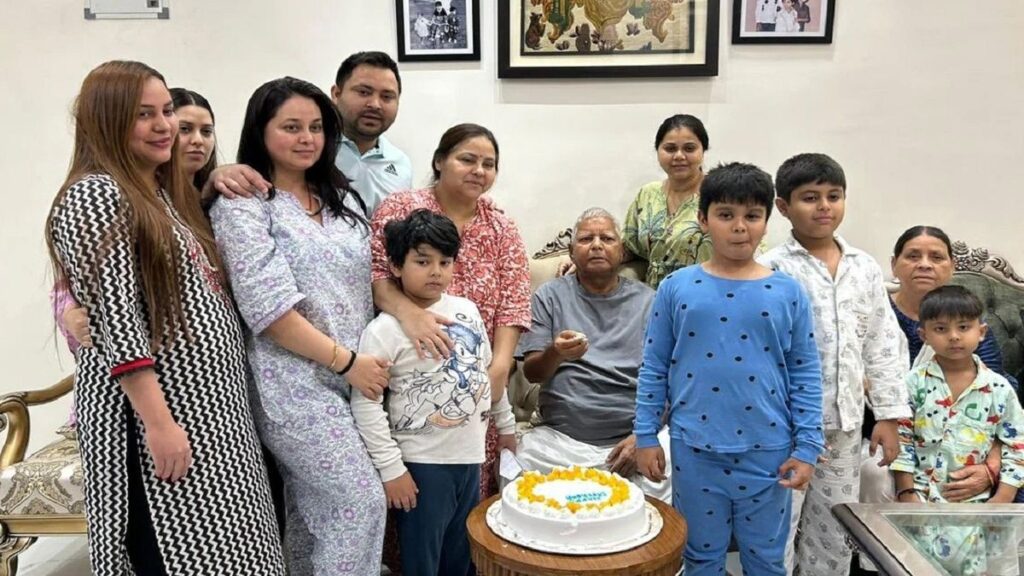 मतगणना वाले दिन से ही लालू के घर में गहरा गया था विवाद, हार के बाद हुआ विस्फोट 1 lalu yadav family 2025 11 16 17 51 10