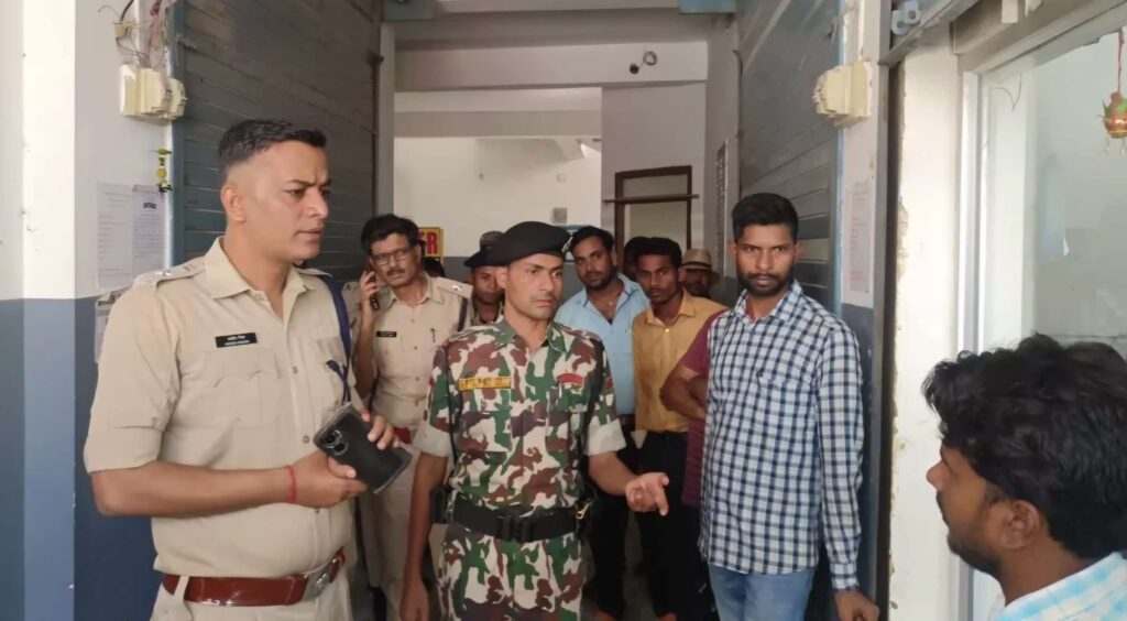 समस्तीपुर के चर्चित बैंक ऑफ महाराष्ट्र लूटकांड मामले में करीब 42 लाख रुपये मुल्य के सोना और दो लाख नगद के साथ धर्मनाथ गिरफ्तार 1 07 05 2025 bank of maharashtra loot 23932734 1