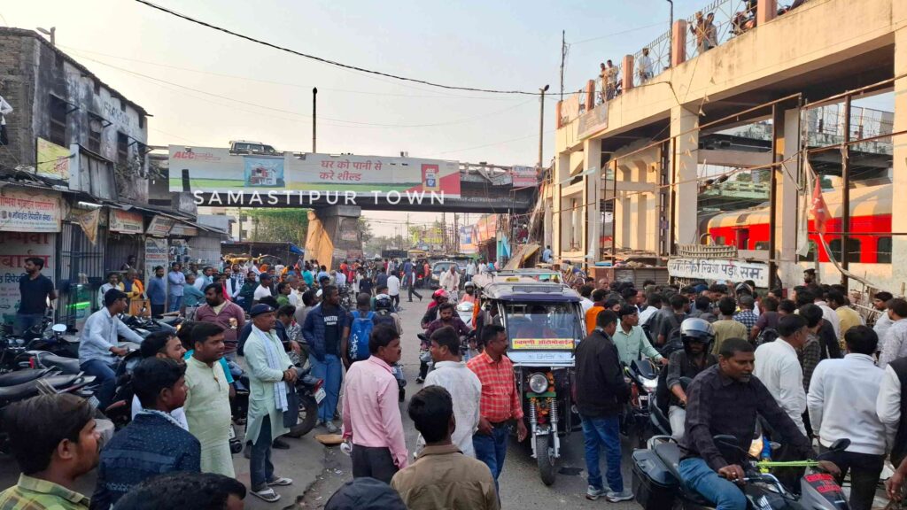 समस्तीपुर में अवैध अतिक्रमण पर आगे भी जारी रहेगा बुलडोजर का चोट, नगर निगम वेंडिंग जोन करेगा निर्धारित 1 20251121 154105 1
