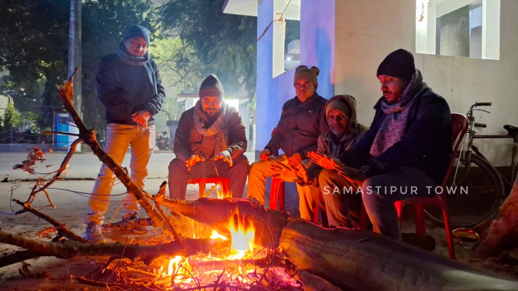 समस्तीपुर जिले में कड़ाके की ठंड जारी, 7 डिग्री तक लुढ़का दिन का पारा 1 20251221 192335
