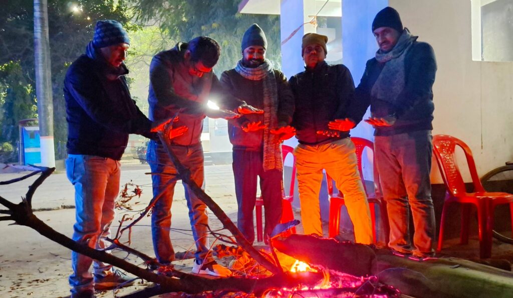 समस्तीपुर जिले में सर्द हवा से ठिठुर रहे लोग, दो दिनों तक 'कोल्ड-डे' की रहेगी स्थिति 1 20251221 192742