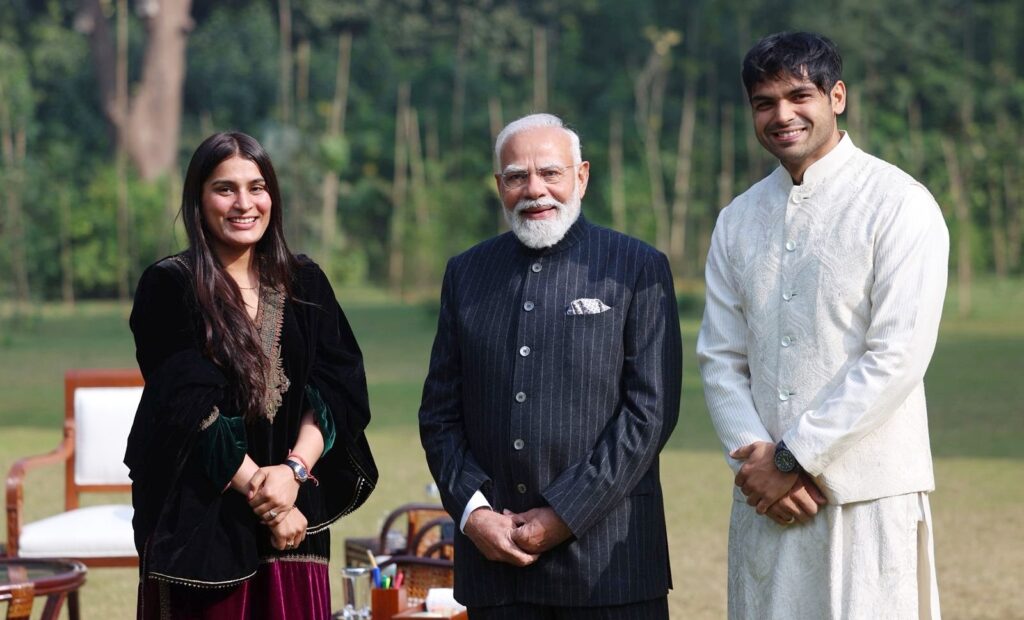 दो बार के ओलंपिक पदक विजेता नीरज चोपड़ा ने PM मोदी से की मुलाकात, पत्नी हिमानी मोर भी रहीं मौजूद 1 20251223 205149