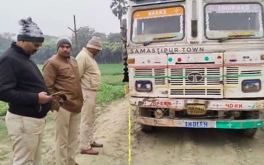 समस्तीपुर : खराब टैंकर ठीक करते-करते बुझ गई जिंदगी, एक्सप्रेस-वे पर चालक की खुद के ही ट्रक से दबकर दर्दनाक मौ'त 1 3d5fb57f 2c31 41f3 89ab 0c0adac4c63e 1767087077830