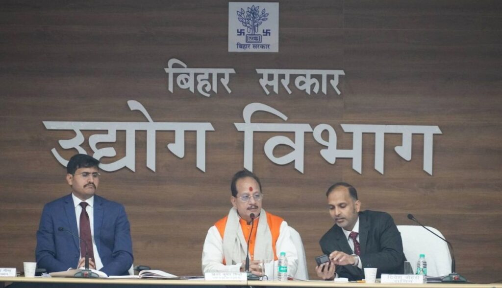 विकास को मिलेगी रफ्तार, खाली जमीन पर उद्योग लगाएगी सरकार, जिलों में बन रहा लैंड बैंक 1 Bihar Department of Land and Revenue Minister Vijay Kumar Sinha