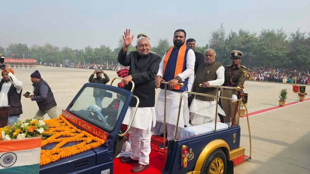 ऐ, आप भी आइए न जी...; किसे प्यार से बुलाने लगे नीतीश कुमार? पुराने अंदाज में दिखे 1 CM 1 1765620675089