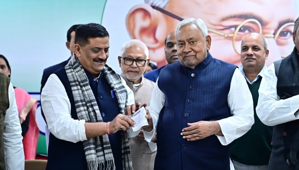 नीतीश को संजय झा ने दिलाई सदस्यता; चुनाव में जीत से एक्साइटेड जदयू बनाएगा एक करोड़ मेंबर 1 FB IMG 1765028723653