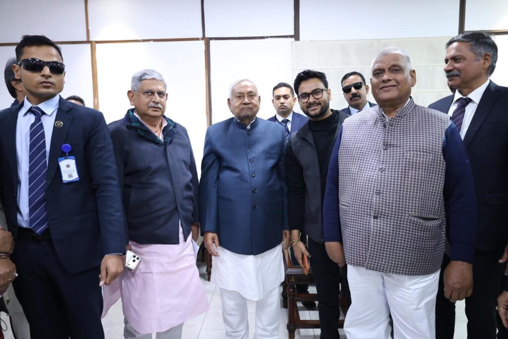 दिल्ली दौरे पर CM नीतीश कुमार; पार्टी पदाधिकारियों से मुलाकात, कल पीएम मोदी से मिलेंगे 1 FB IMG 1766330271525