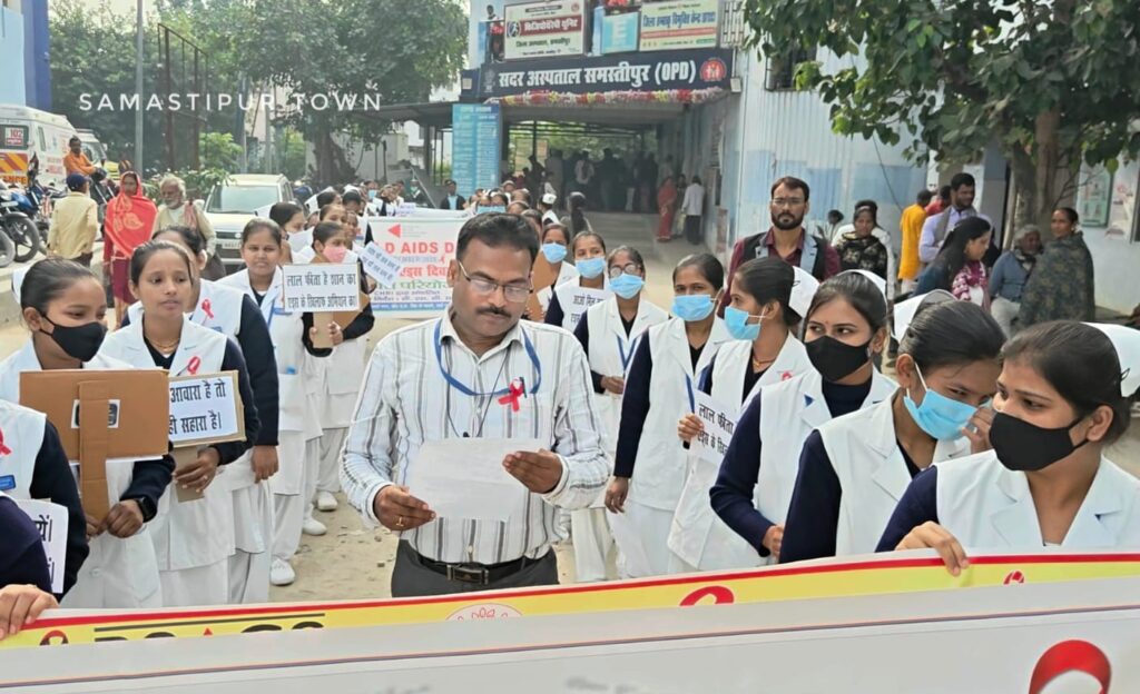 "पति हो आवारा तो कंडोम ही सहारा...", पंचायत वेब सीरीज की तर्ज पर समस्तीपुर में लगाए जा रहे एड्स जागरूकता के लिए नारे 1 IMG 20251201 WA0089