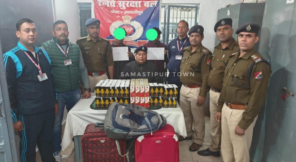 समस्तीपुर रेलवे स्टेशन पर शराब तस्करी करते तीन कारोबारी शराब के साथ गिरफ्तार 1 IMG 20251201 WA0112