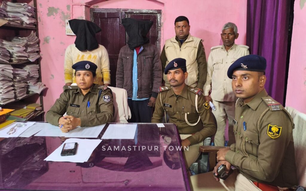 विद्यापतिनगर में नमकीन चिप्स लूट कांड का पर्दाफाश, दो गिरफ्तार, लूटी गई पिकअप और चिप्स के साथ लूट में उपयोग की गई बोलोरो बरामद 1 IMG 20251202 WA0064