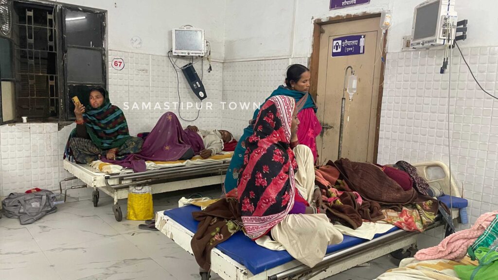घर से कंबल लाकर सर्द रात काट रहे समस्तीपुर सदर अस्पताल के मरीज, प्रबंधन से सवाल पूछने पर अजब-गजब दलील- "मांगेंगे तो देंगे" 1 IMG 20251204 WA0108