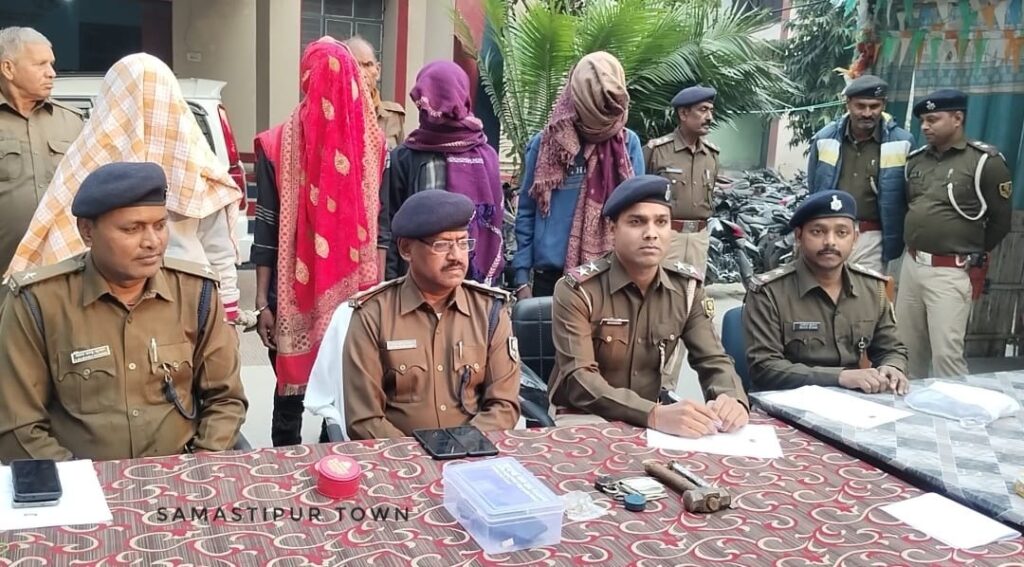 समस्तीपुर में तीन चोर और ज्वेलरी शॉप का मालिक गिरफ्तार, दो दिन पहले बंद घर से जेवरात की चोरी कर आभूषण दुकान में बेचा था 1 IMG 20251207 WA0128