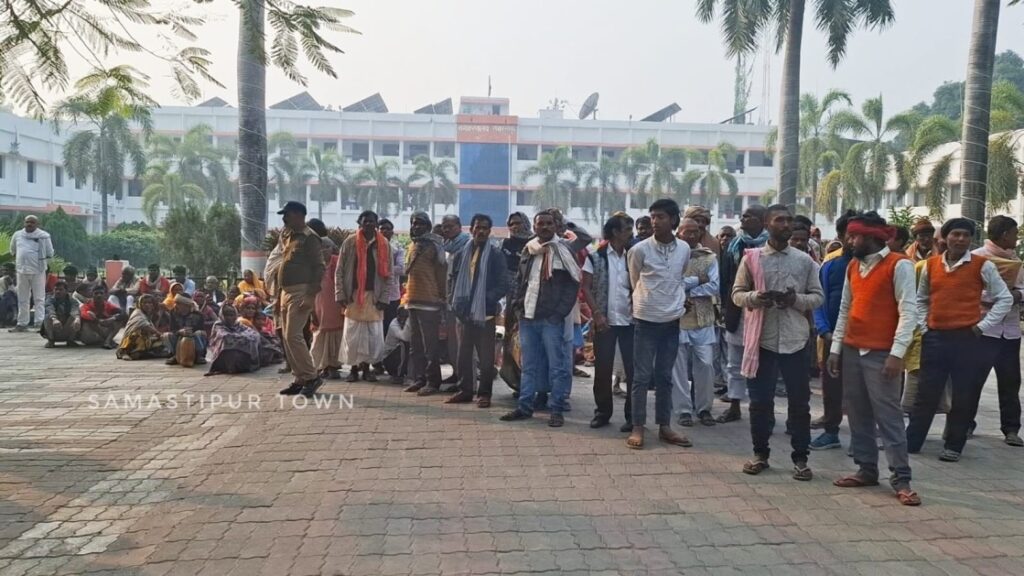 बेघर हुए परिवारों ने समस्तीपुर DM से लगाई न्याय की गुहार, अतिक्रमण हटाने की कार्रवाई से नाराज ग्रामीणों का कलेक्ट्रेट पर प्रदर्शन 1 IMG 20251208 WA0103