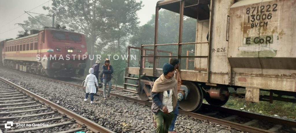 समस्तीपुर में एक ही ट्रैक पर मालगाड़ी व सवारी ट्रेन के पहुंचने पर अफरा-तफरी, एक के पीछे एक कर के लगी चार ट्रेनें 1 IMG 20251212 WA0010