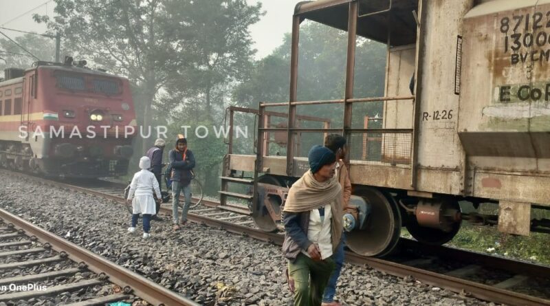 समस्तीपुर में एक ही ट्रैक पर मालगाड़ी व सवारी ट्रेन के पहुंचने पर अफरा-तफरी, एक के पीछे एक कर के लगी चार ट्रेनें 1 IMG 20251212 WA0010