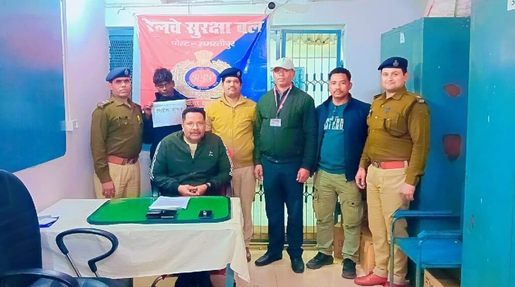 समस्तीपुर जंक्शन पर मोबाइल चोरी करते हुए युवक रंगेहाथ हुआ गिरफ्तार 1 IMG 20251215 WA0085