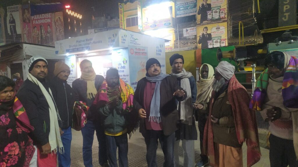 असहाय और जरूरतमंद लोगों को ठंड में राहत पहुंचाने के उद्देश्य से 'समस्तीपुर विकास मंच' द्वारा कंबल का किया गया वितरण 1 IMG 20251221 WA0090
