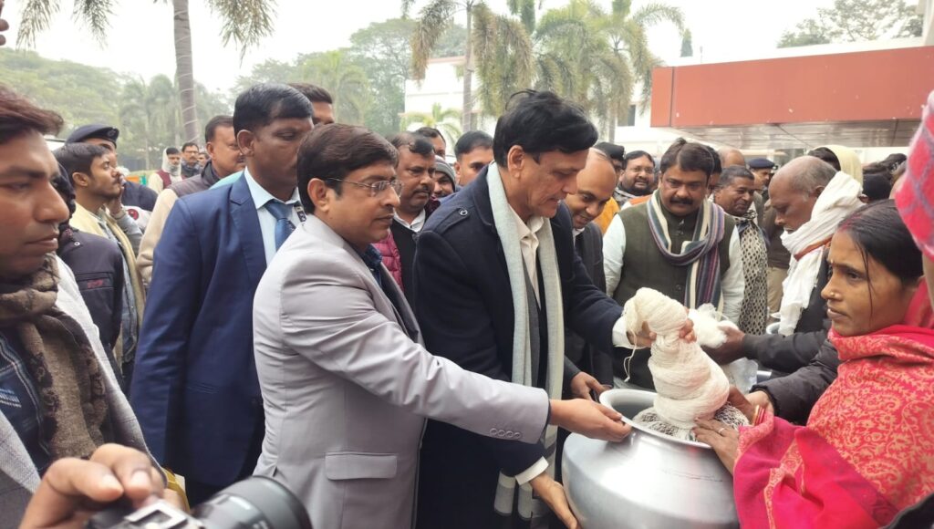 मछुआ कल्याण योजना के तहत समस्तीपुर कलेक्ट्रेट कैंपस में 25 मत्स्य विपणन किट का किया गया वितरण 1 IMG 20251224 WA0035